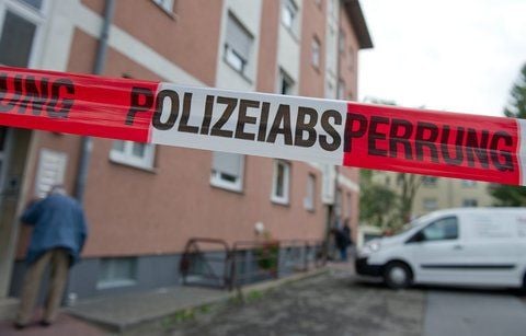 Ein Absperrband mit der Aufschrift «Polizeiabsperrung» ist in Mannheim vor einem Wohnhaus zu sehen, in dem am Morgen bei einem Polizeieinsatz ein 37 Jahre alter Mann ums Leben kam. (FOTO: DPA)