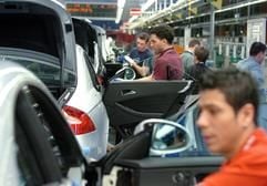 DaimlerChrysler Arbeiter im Mercedes-Werk in Sindelfingen bei Stuttgart montieren Stoßstange und Türverkleidungen eines Mercedes CLS. (Foto: dpa)