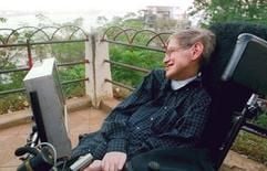 Der britische Physiker Stephen Hawking betrachtet bei einer Besichtigungstour die Skyline von Bombay, Indien (Archivfoto vom 04.01.2001). Schwarze Löcher sind nach Ansicht des Astrophysikers doch keine völlig unentrinnbaren kosmischen Sackgassen: So genannte Quantenfluktuationen in den Grenzregionen der Schwarzen Löcher sollen der Information nun doch ein Entrinnen ermöglichen. Damit korrigiert Stephen Hawking seine eigene, fast 30 Jahre alte Theorie. Seine neuen Berechnungen stellte Hawking am Mittwoch (21.07.2004) auf der 17. Internationalen Konferenz über Allgemeine Relativitätstheorie in Dublin vor. Der 62-Jährige hat mit seinem Sinneswandel zur Theorie Schwarzer Löcher voraussichtlich eine Wette mit seinem US-Kollegen Kip Thorne verloren. (Foto: dpa)