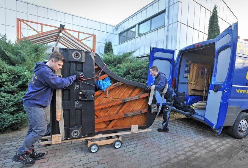 Für die versierten jungen Männer von der Firma Piano-Transporte fast schon Routine: