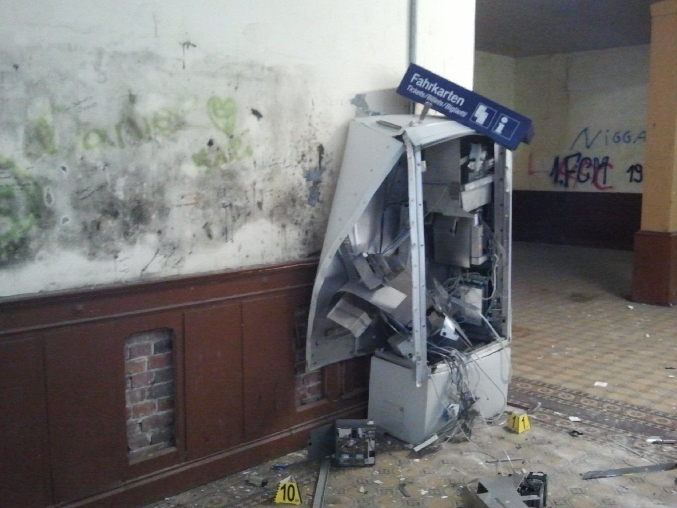 Ein gesprengter Fahrkartenautomat in Güsten (September 2013).