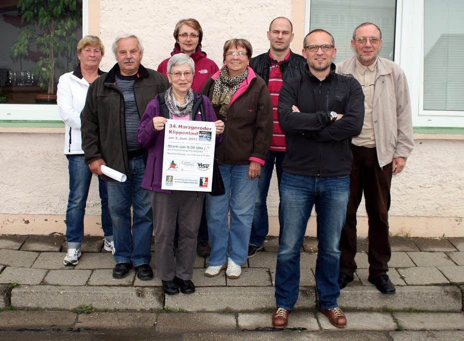 Das Organisationsteam bereitet den Klippenlauf unter der Leitung von Thomas Michel (2. v.r) und Thomas Hulsch (3. v.r.) vor.