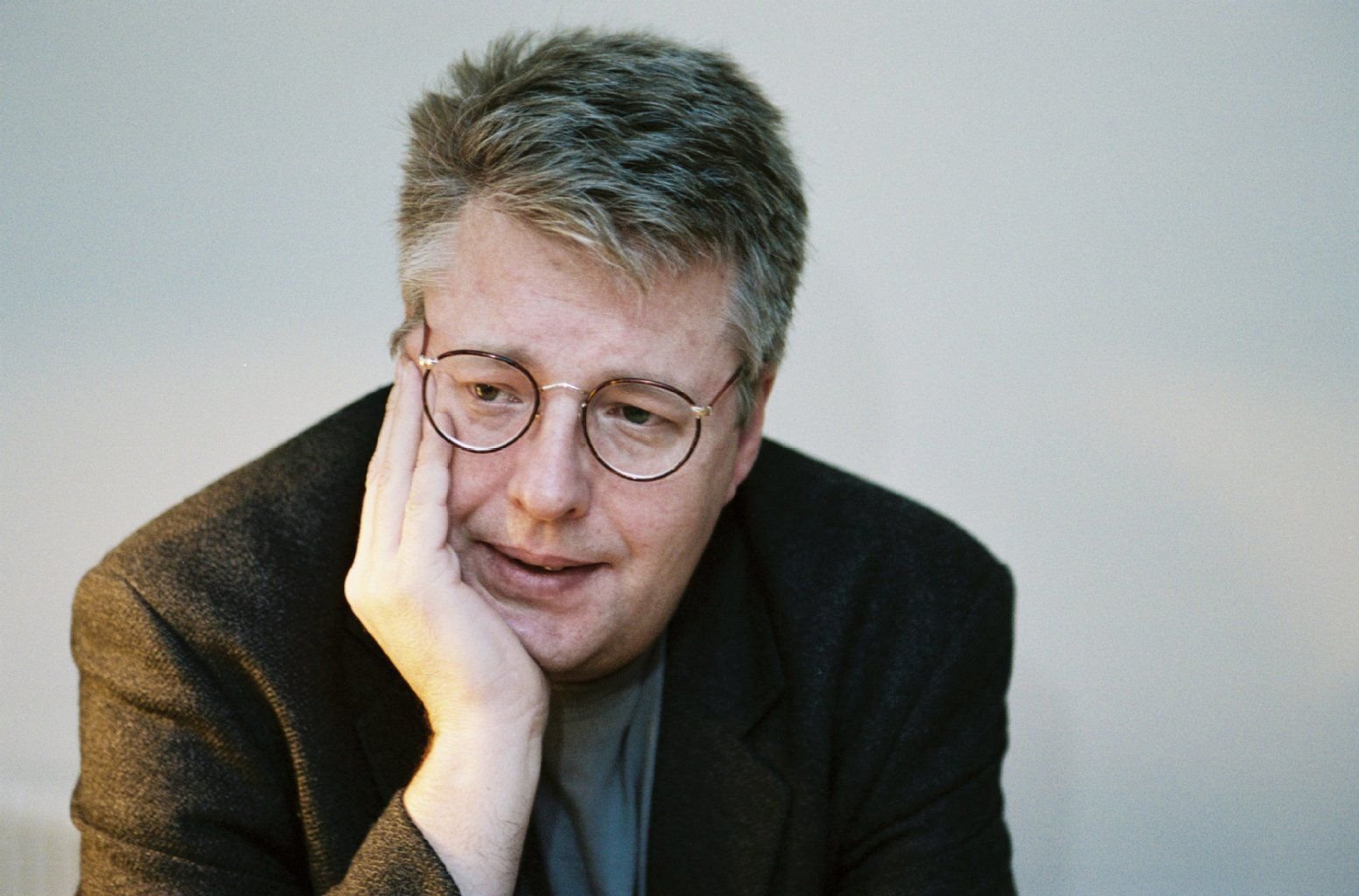 Der Erfinder: Stieg Larsson wurde am 15. August 1954 geboren, er wuchs bei seinen Großeltern auf. Nach etlichen Gelegenheitsjobs fand er 1979 einen Job als Grafiker bei einer Nachrichtenagentur. Nebenbei verfasste er Artikel, in denen er sich vor allem mit den Rechtsextremen auseinandersetzte. Ab 2005 erschien seine Millennium-Trilogie, die sich bisher weltweit 82 Millionen Mal verkauft hat. Stieg Larsson strab am 9. November 2004 an einem Herzinfarkt.