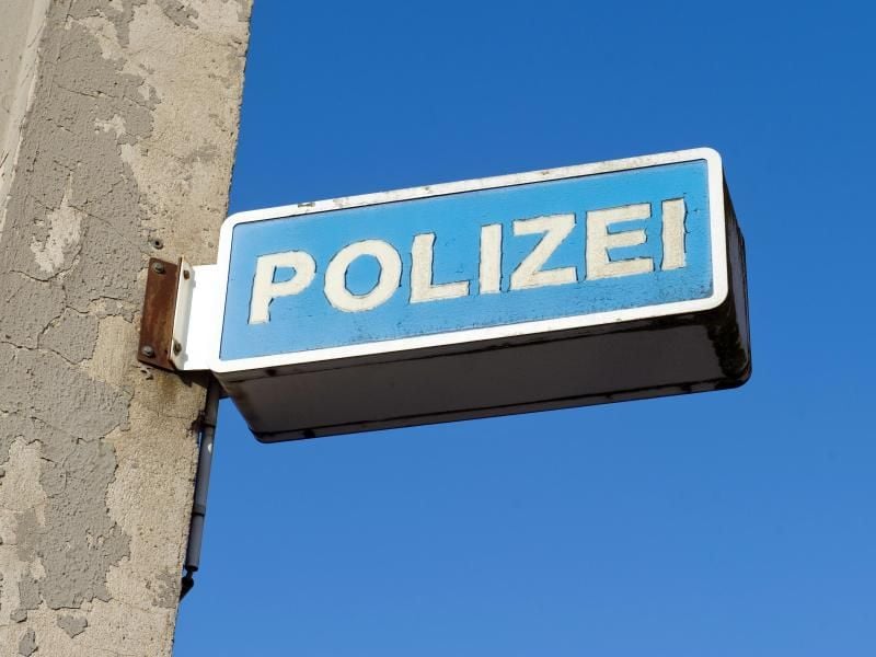 Blick auf das Hinweisschild eines Polizeireviers. Foto: Stefan Sauer/Archiv