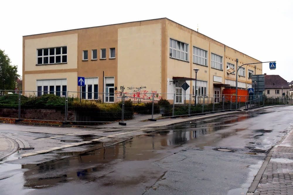 Das alte Kaufhaus in der Ernst-Thälmann-Straße in Hohenmölsen soll abgerissen und von einem Neubau ersetzt werden.