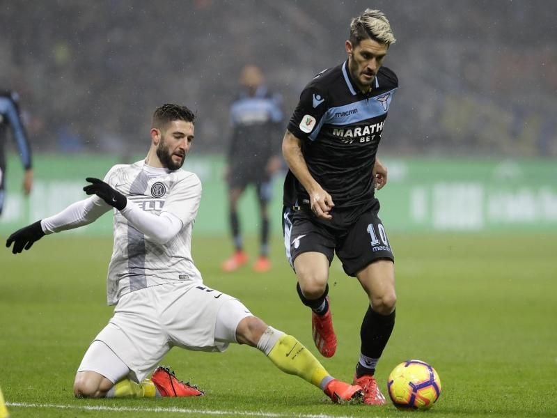 Inter Mailands Roberto Gagliardini (l) im Duell mit Luis Alberto von Lazio Rom. Die Pokal-Partie wurde im Elfmeterschießen entschieden. Foto: Luca Bruno/AP