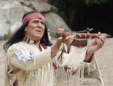 Der Schauspieler Gojko Mitic probt bei den Karl-May-Spielen in Bad Segeberg seine Rolle als Apachenhäuptling Winnetou. (ARCHIVFOTO: DPA)