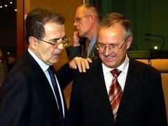 Romano Prodi (l.), der Vorsitzende der EU-Kommission, spricht zu Beginn der Beratungen über den Stabilitätspakt am Abend des 24. November 2003 im EU-Hauptquartier in Brüssel mit dem deutschen Finanzminister Hans Eichel. (Foto: dpa)