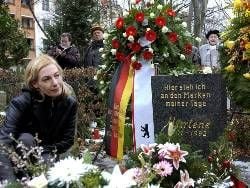 Es ist eine späte Entschuldigung: Zum 100. Geburtstag von Marlene Dietrich hat ihre Heimatstadt Berlin am Grabder Diva um Verzeihung gebeten. Es sei beschämend für die Stadt, welchen Anfeindungen «die Dietrich» bei ihrer Rückkehr nach dem Zweiten Weltkrieg ausgesetzt gewesen sei, sagte der Chef der Senatskanzlei, Andre Schmitz, am Donnerstag bei einer Kranzniederlegung. «Sie ist spät nach Hause zurückgekehrt, auch in die Herzen der Berliner.» Selbst bei der Beerdigung 1992 sei der Hass noch zu spüren gewesen. «Berlin bittet dafür um Entschuldigung.»