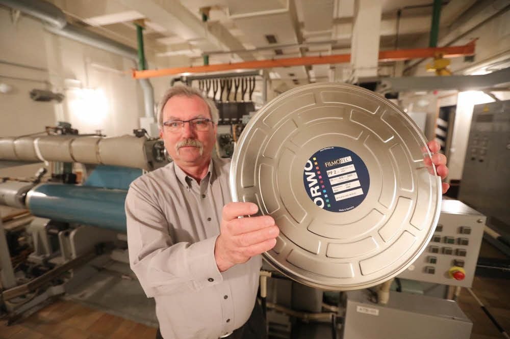 Frank Böhme hält sie mit Stolz hoch: Die weiterhin vor allem in Filmarchiven gefragte Filmrolle des Orwo-Nachfolgers.