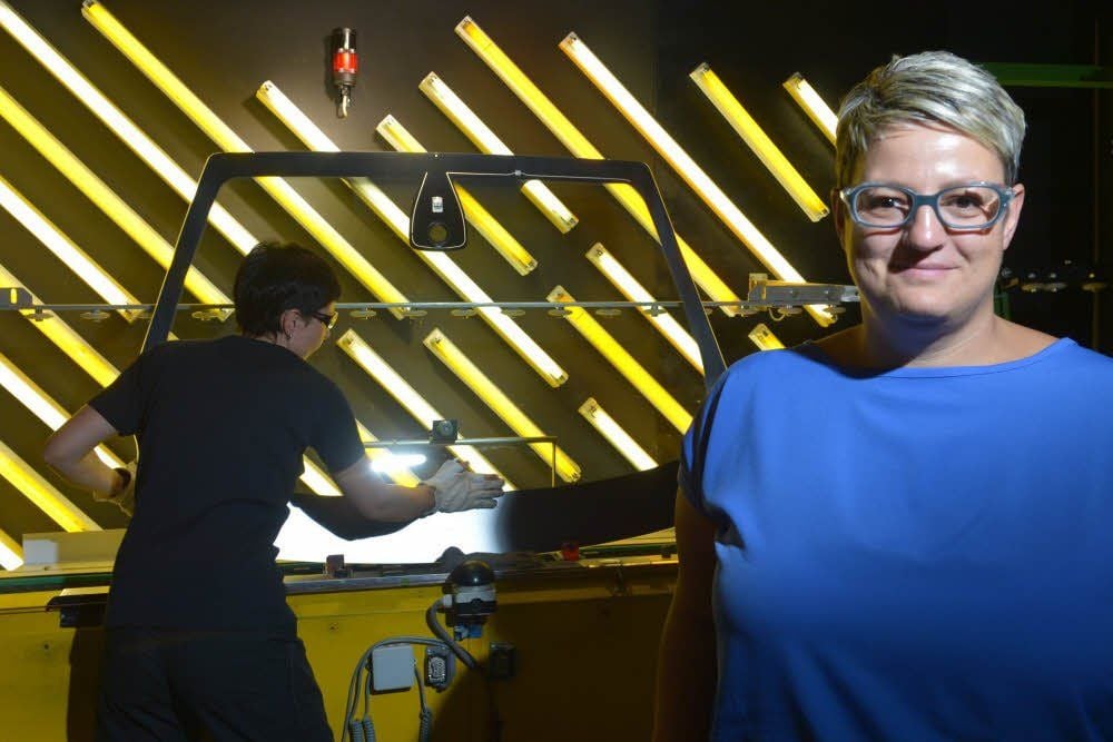 Nadine Schmids Welt. In der Endkontrolle wird an einem Auditiertisch mit spezieller Lichttechnik geprüft, ob die Scheibe Kratzer hat.
