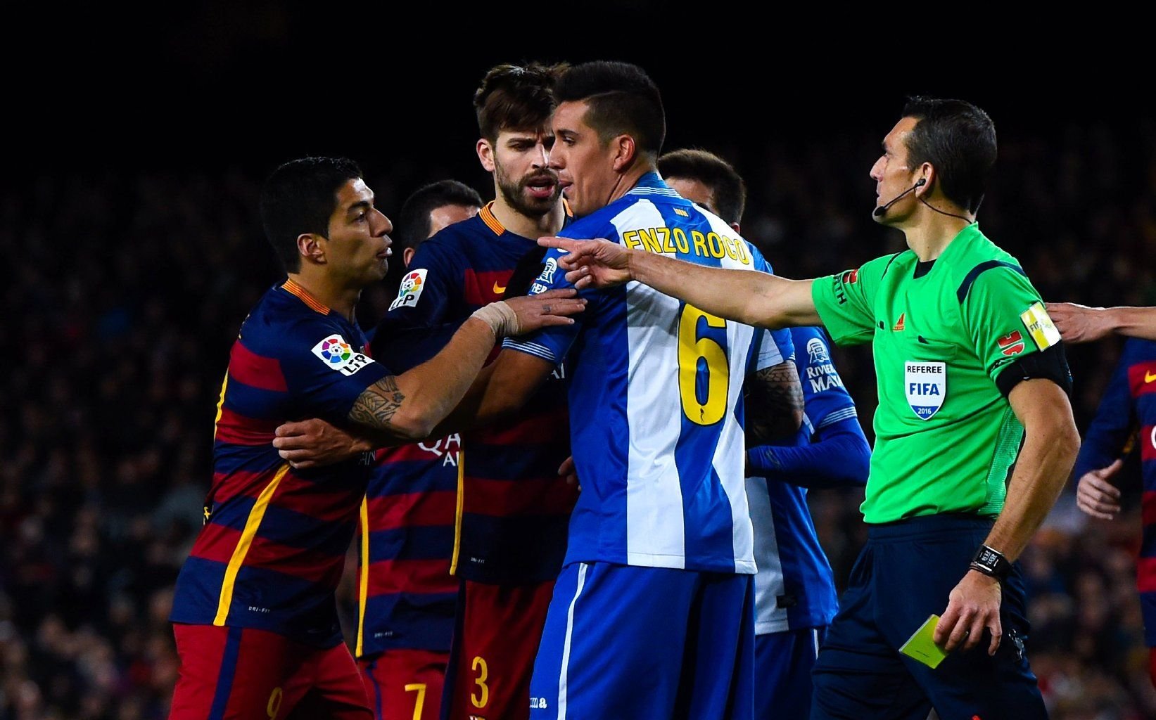 Luis Suarez (l.) hat wieder die Nerven verloren.