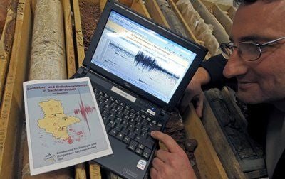 Über eine Internetverbindung zeigt der Geophysiker Ivo Rappsilber die Aktivität eines Seismographen am Mittwoch (10.12.2008) in Halle (Saale). (FOTO: DPA)