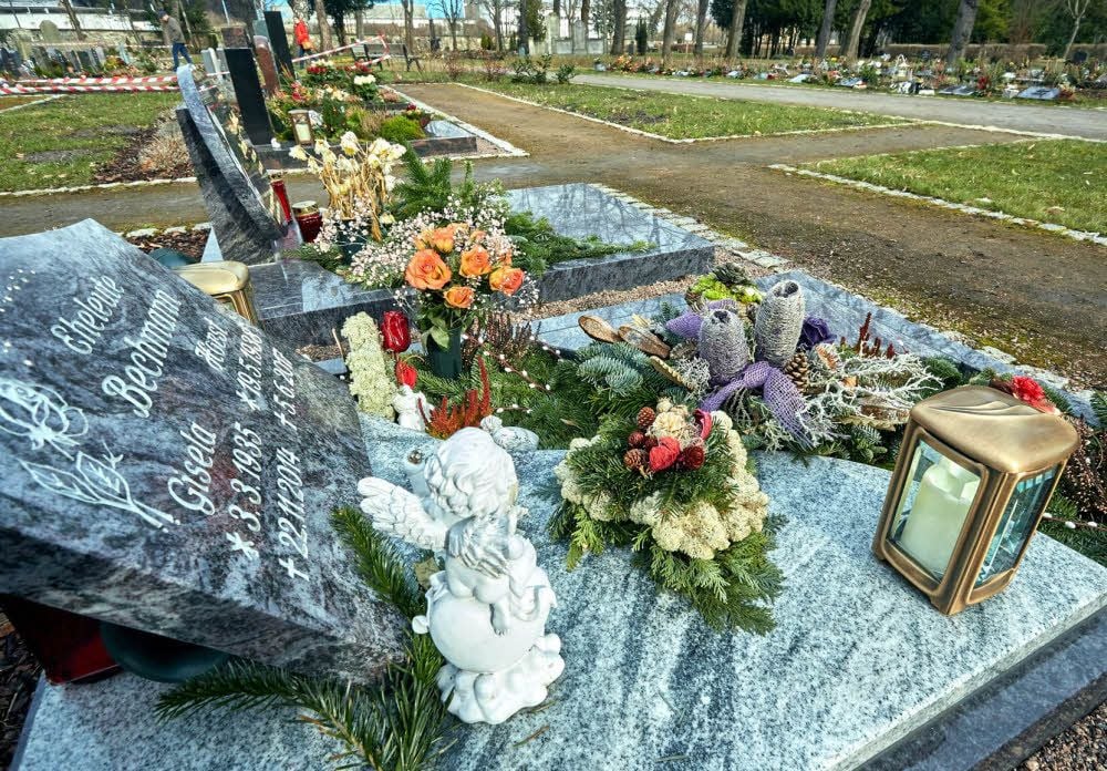 Das Grab der Familie Bechmann besteht zu einem Großteil aus Steinplatten - was zur Auseinandersetzung mit dem Grünflächenamt geführt hat.