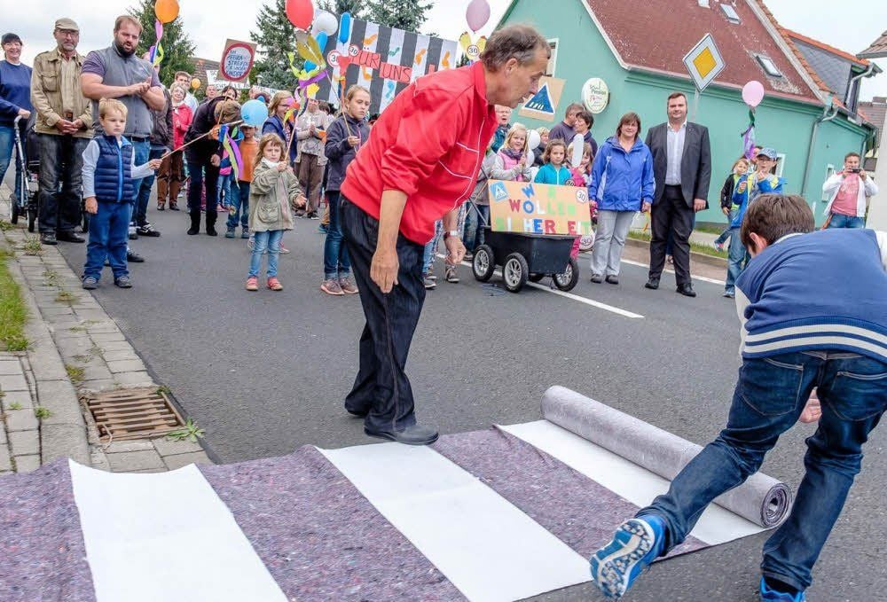 Jüdenbergs Bürgermeister Wolfgang Zemelka rollte bei der Demo schon mal einen Zebrastreifen aus.