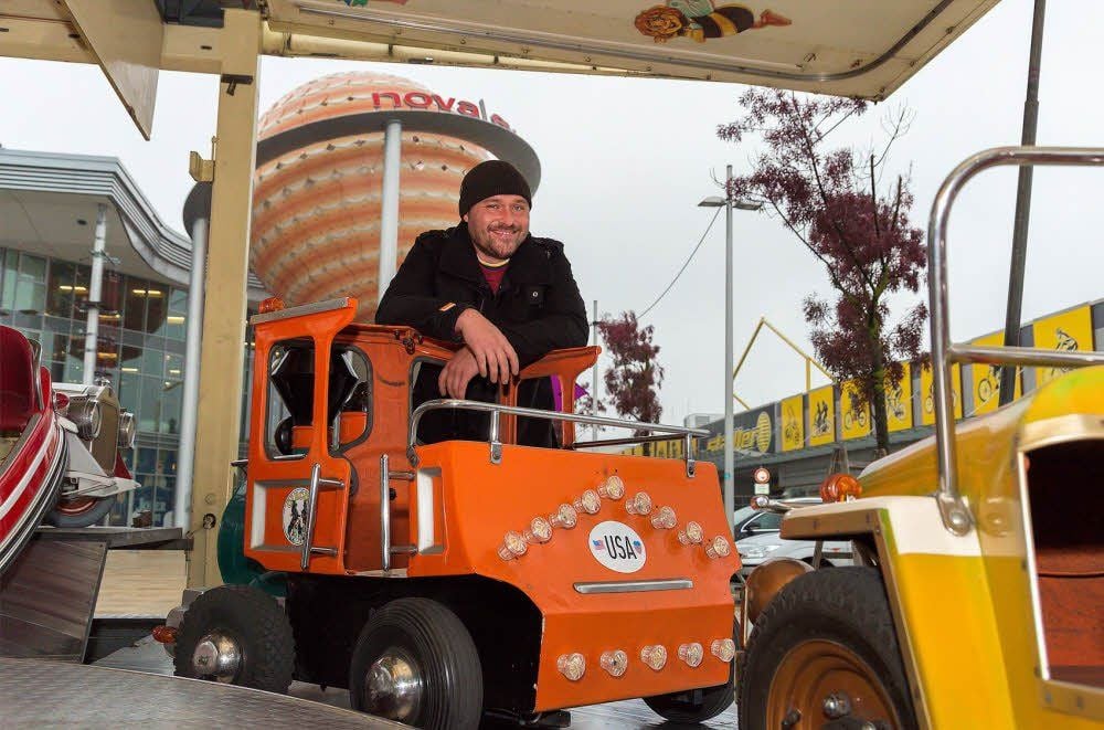 Alexander Steinicke wartet auf Kinder für das Karussell.