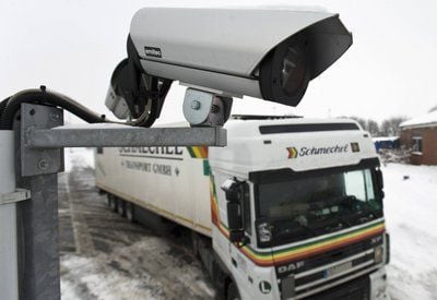 Ein Lastkraftwagen verlässt den Sicherheitsparkplatz für Lkw auf dem Rasthof Uhrsleben in der Nähe der Autobahn 2 (A2). (FOTO: DDP)