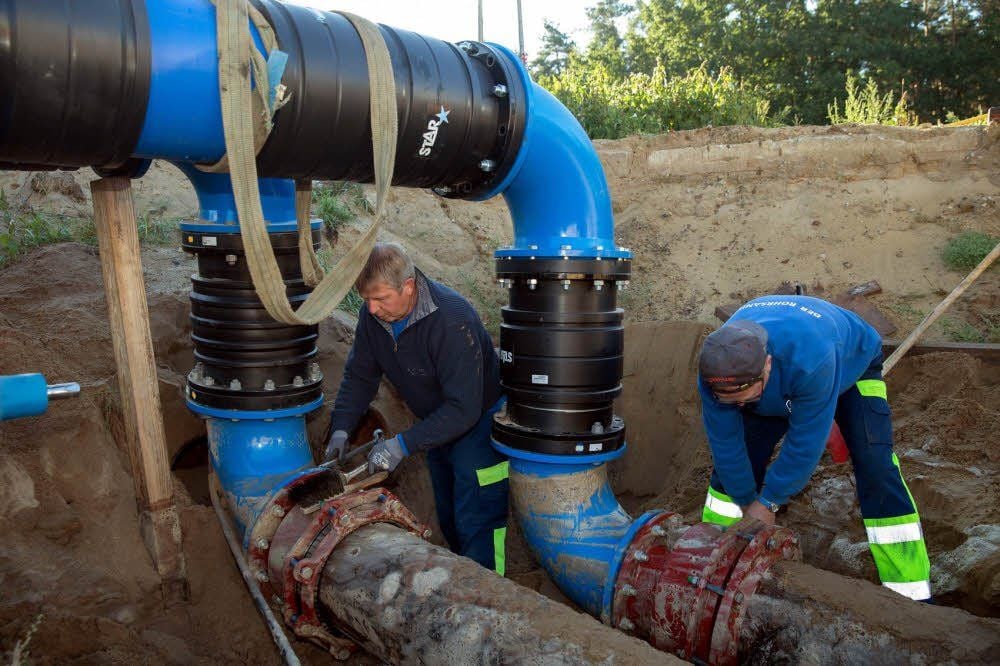 Parallel zur Werksumstellung demontierten Mitarbeiter einer Cottbusser Spezialfirma das Schieberkreuz, das während des Probebetriebs des neuen Werkes das alte mit dem neuen Wasserwerk verband.