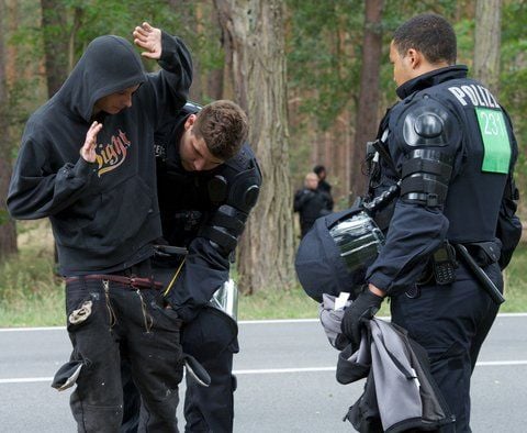 Teilnehmer einer spontanen Demonstration werden an der B 71 nahe des Truppenübungsplatzes in der Colbitz-Letzlinger Heide in Letzlingen (Altmarkkreis Salzwedel) von Polizisten durchsucht. (FOTO: DPA)