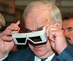 Bundeskanzler Helmut Kohl sieht auf der CeBIT-Messe in Hannover beim Zentrum für graphische Datenverarbeitung (Darmstadt) durch eine 3-D-Brille (Archivfoto vom 19.3.1998).