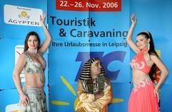 Multikulti in Leipzig: Der als Pharao bekleidete Hosni Fares aus Ägypten himmelt die russische Bauchtänzerin Katarina Berezovskaia (Cleopatra, r.) und die türkische Tänzerin Anke Gülnar (Zarzura) an. (Foto: dpa)