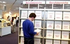 Hilfestellung im «BIZ» - in den Berufsinformationszentren der Bundesagentur für Arbeit finden Schüler Informationen über jeden Ausbildungsberuf. (Foto: dpa)