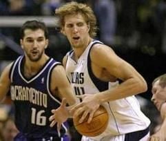 Dirk Nowitzki von den Dallas Mavericks behauptet den Ball. (Foto: dpa)