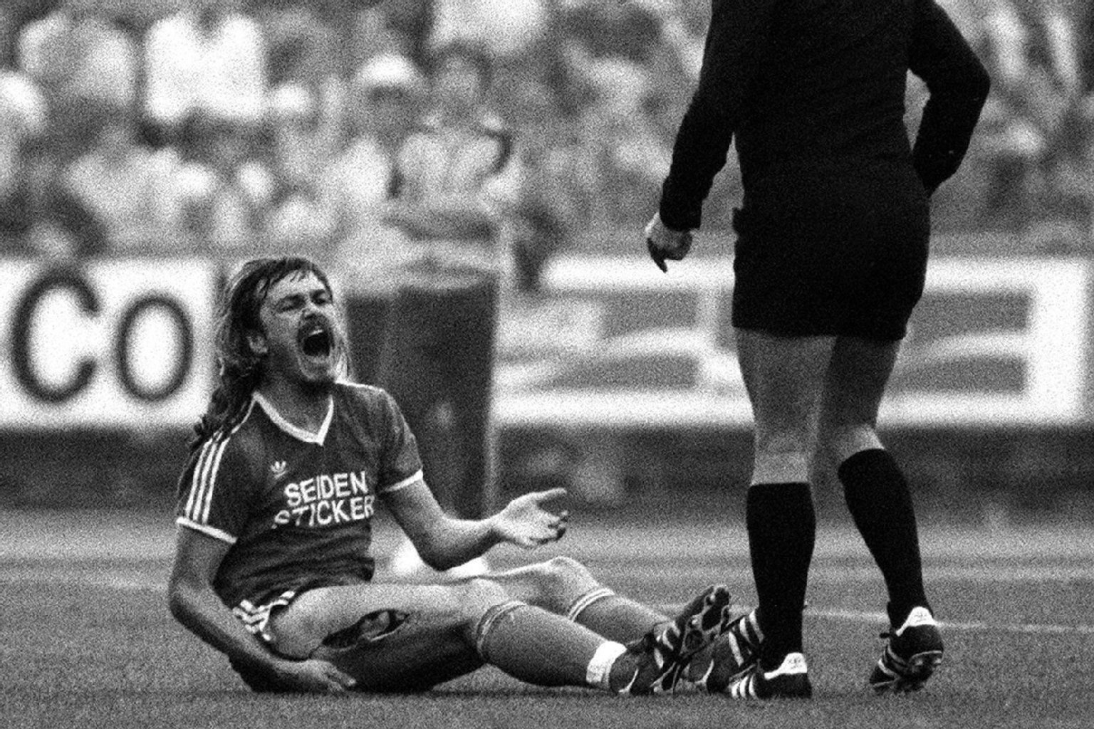 Schreit vor Schmerzen: Ewald Lienen.