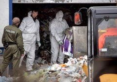 Kriminaltechniker der Polizei durchsuchen am 22. April 2008 in Wiesa bei Annaberg-Buchholz (Erzgebirge) auf dem Gelände einer Recyclingfirma, in der eine Babyleiche gefunden wurde den Müll. (Foto: ddp)