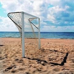 Das Foto aus dem Bildband «Fußballplätze in Deutschland. Football Pitches in Germany» von Rainer Sülflow zeigt ein Fußballtor am Strand (Foto undatiert). Der Fotograf Rainer Sülflow hat zwei Jahre lang abseits der modernen Arenen die Fußballplätze der Hobbyspieler in Deutschland gesucht, gefunden und festgehalten. (Foto: dpa)