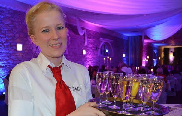 Sarah Deckert beim Sektempfang im Saal.