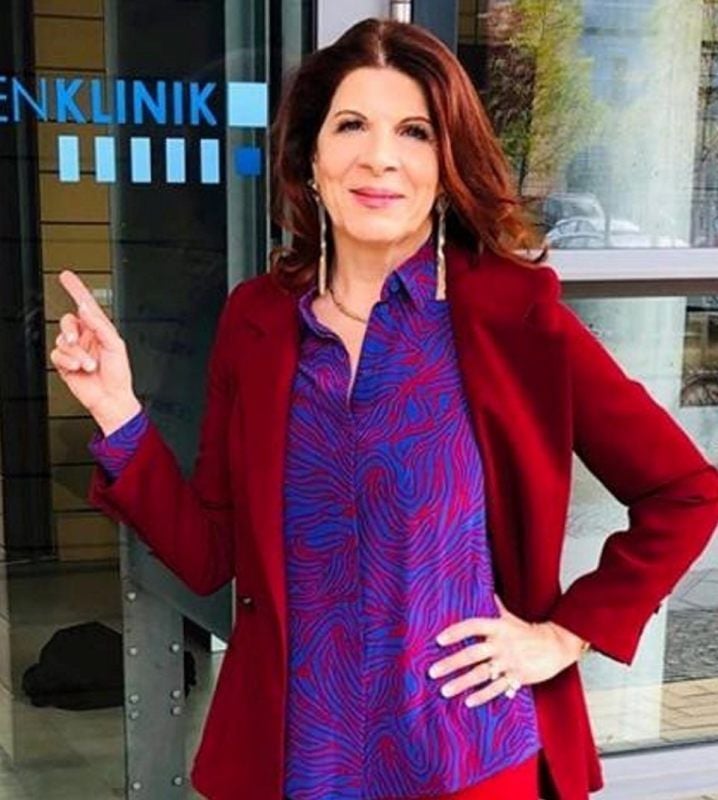 Claudia Wenzel vor der Sachsenklinik: Sie spielt in der Langzeitserie „In aller Freundschaft“ die Rolle der Gesundheitsdezernentin Vera Bader.