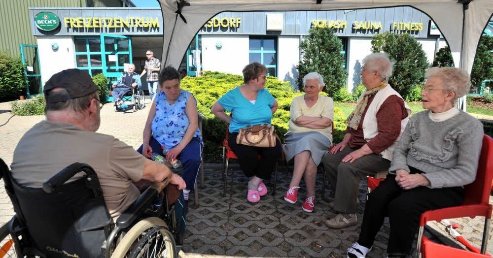 Evakuierte Senioren aus Pflegeheimen und Krankenhäusern sitzen vor der Notunterkunft Turnhalle Sandersdorf.