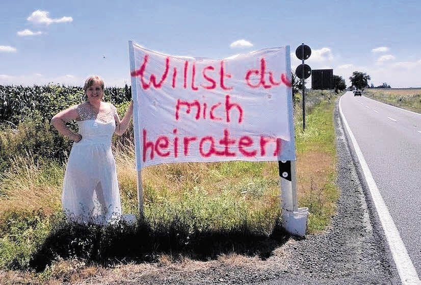 Stephanie Werner fragte mit einem Transparent am Straßenrand: "Willst du mich heiraten?".