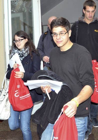 An den roten „Erstsemesterbeuteln“ waren die „Erstis“ gut zu erkennen.