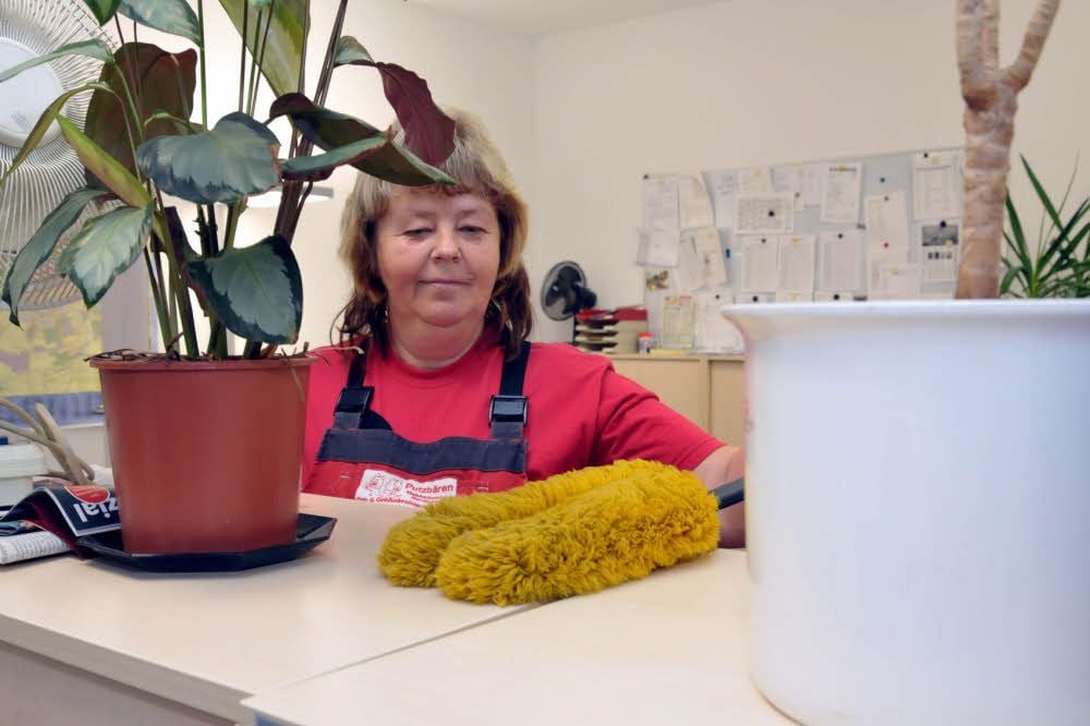 Mit dem Staubwedel befreit Sylvia Müller Ecken und Flächen vom Schmutz.