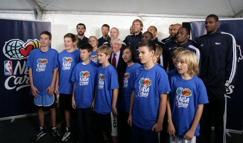 NBA-Stars und Nachwuchsbasketballer stehen für ein Gruppenbild auf der Einweihungsfeier des neuen Basketballplatz im Mellowpark in Berlin. In der Mitte hinten ist Dirk Nowitzki zu sehen. Nowitzki spielt am Samstag in der O2 World in Berlin mit den Dallas Mavericks gegen Alba Berlin. (FOTO: DPA)