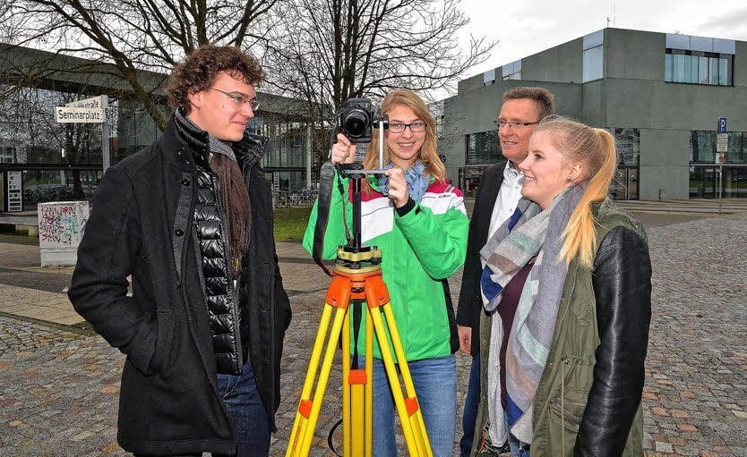 Studentenprojekt: Ole Krause (l.), Sophie Prokoph (2.v.l.) und Elisabeth Diers mit Prof. Dr. Lutz Bannehr.