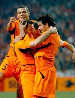 Die Niederländer (von links) Winfried Bouma, Andre Ooijer und Ruud van Nistelrooy jubeln über Ooijers Treffer zum 2:0. (Foto: dpa)