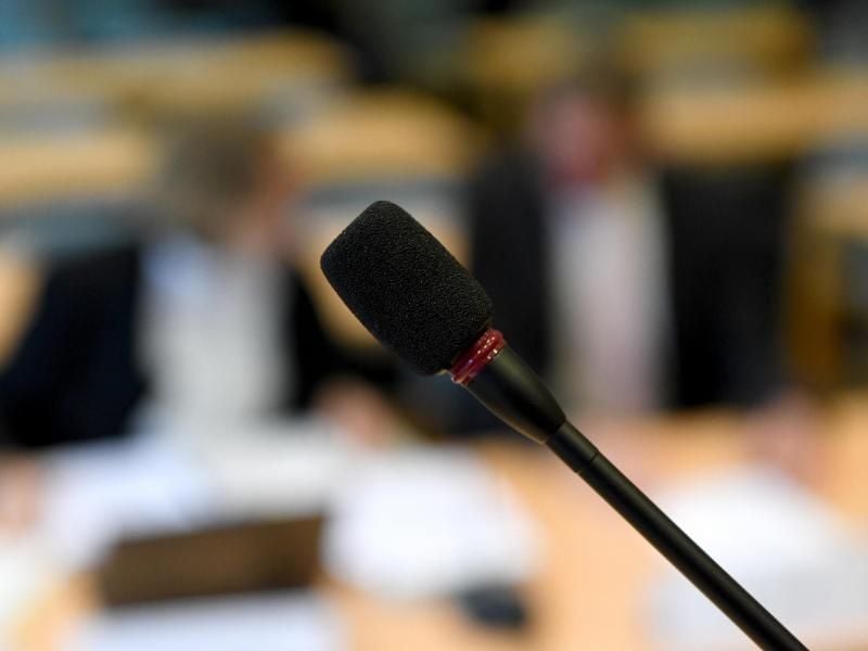 Das Mikrofon für Wortbeiträge steht im Gerichtssaal. Foto: Carsten Rehder/dpa