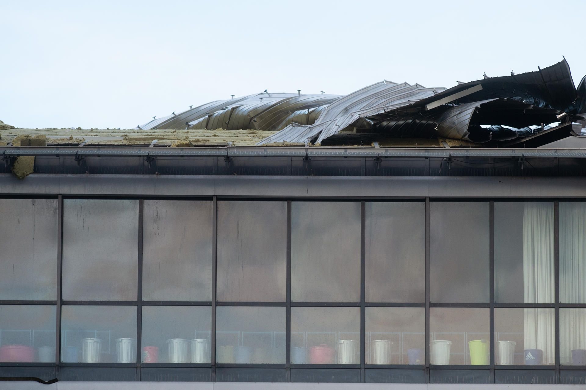 Das vom Sturm beschädigte Dach der Getec-Arena in Magdeburg.