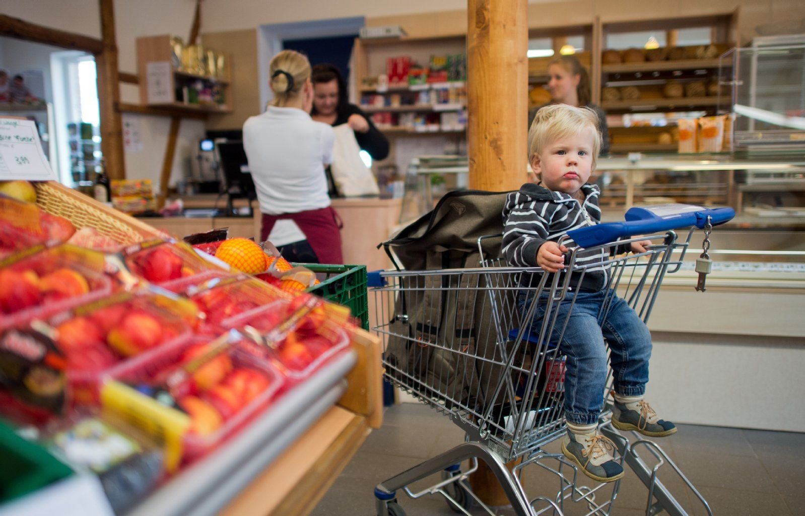 Ein Kind in einem Supermarkt - nicht immer verläuft der Einkauf so ruhig wie hier. (Symbolbild)