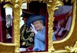 Die Queen in ihrer goldenen Kutsche