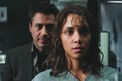 Robert Downey jr. als Pete Graham und Halle Berry als Miranda Grey in dem Horrorthriller "Gothika" von Mathieu Kassovitz. Eine Psychiaterin landet nach einem Mord mit Amnesie und als Tatverdaechtige in ihrer eigenen Nervenklinik. Als sie versucht, ihr Gedaechtnis wieder zu erlangen, waechst in ihr ein Rachegedanke, der sie nicht mehr loslaesst. (Foto: Columbia Tristar/ddp)