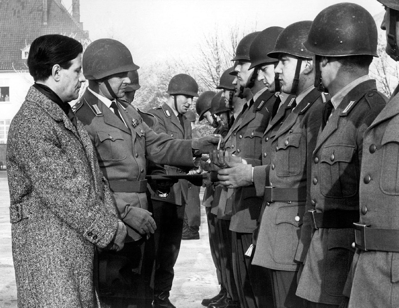 Hamburgs Innensenator Helmut Schmidt (l) im Jahr 1962 nach der Flutkatastrophe.