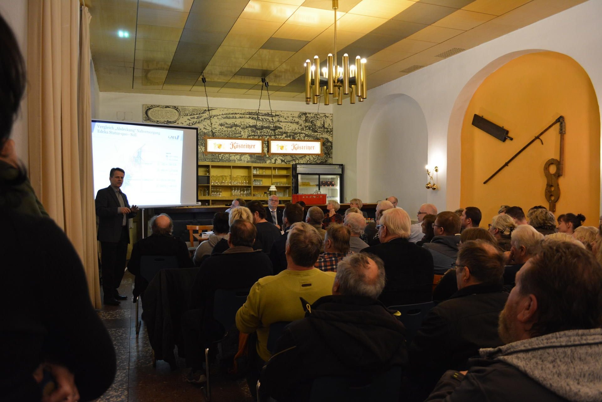 Diskussion im Saal des „Roten Löwen“ in Lützen.