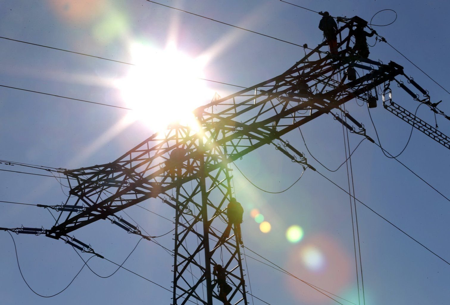 Starkstromtechniker arbeiten an einer 110 000-Volt-Freileitungstrasse von EnviaM bei Espenhain.