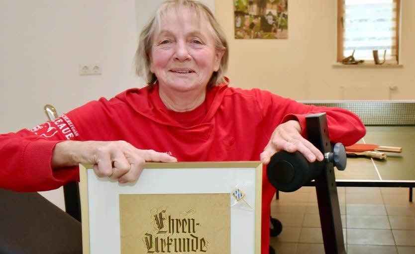 Jutta Reinhardt mit der Urkunde zur Ehrennadel.