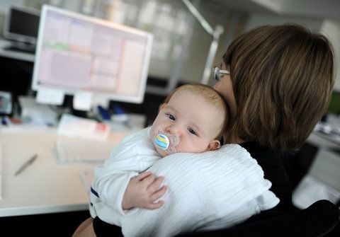 Während der Elternzeit ist es wichtig, Kontakt zum alten Arbeitgeber zu halten. Das gelingt, indem man im Büro von Zeit zu Zeit vorbeischaut - am besten mit dem Nachwuchs. (FOTO: DPA)