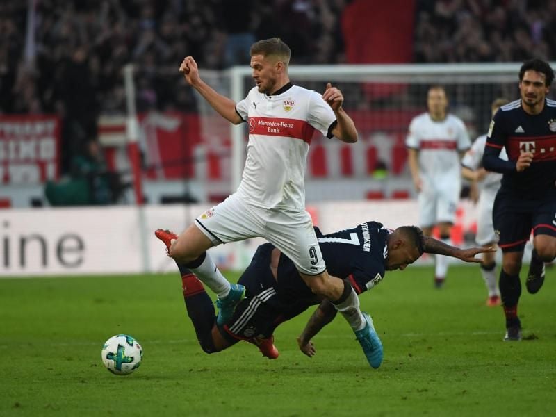 Simon Terodde (l) verletzt sich im Bundesligaspiel gegen den FC Bayern München. Foto: Marijan Murat